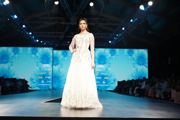 Scopri le Tendenze che Ridefiniscono la Moda Donna